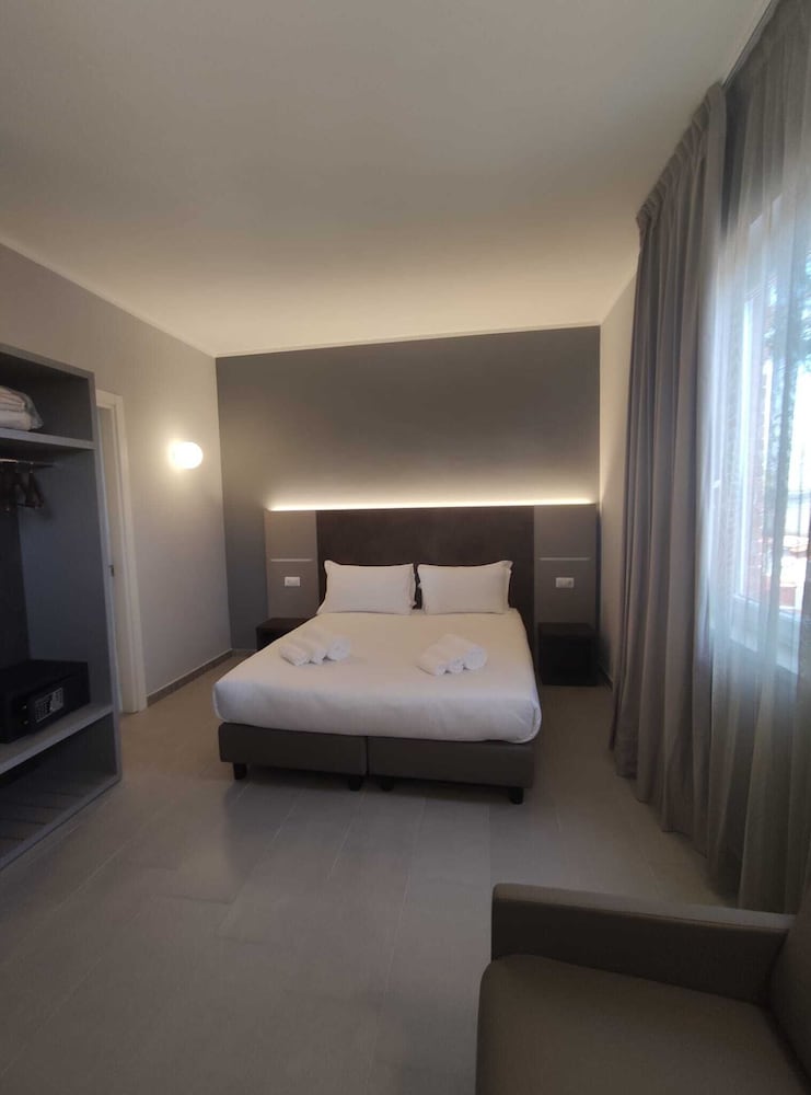 Room, Triple, King Bed, Murphy Bed