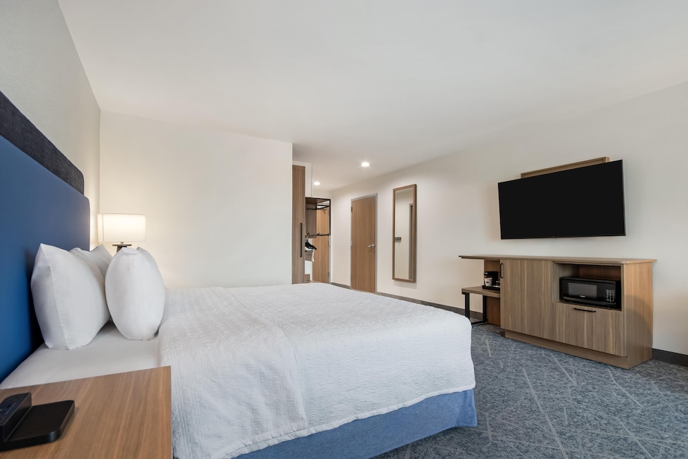 Hampton Inn & Suites by Hilton Irving DFW Airport North 16/56