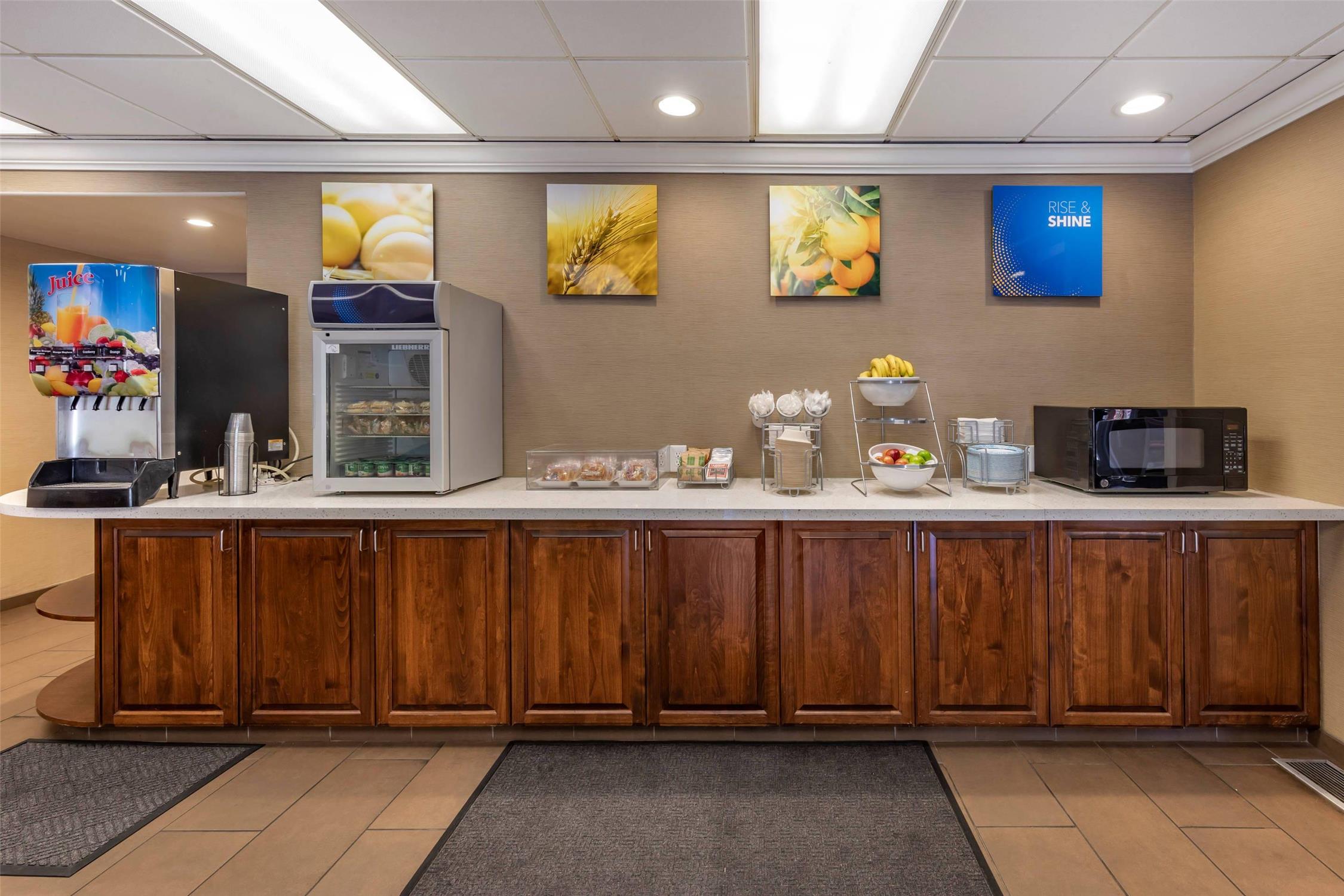 Comfort Suites Near Six Flags Magic Mountain 24/30