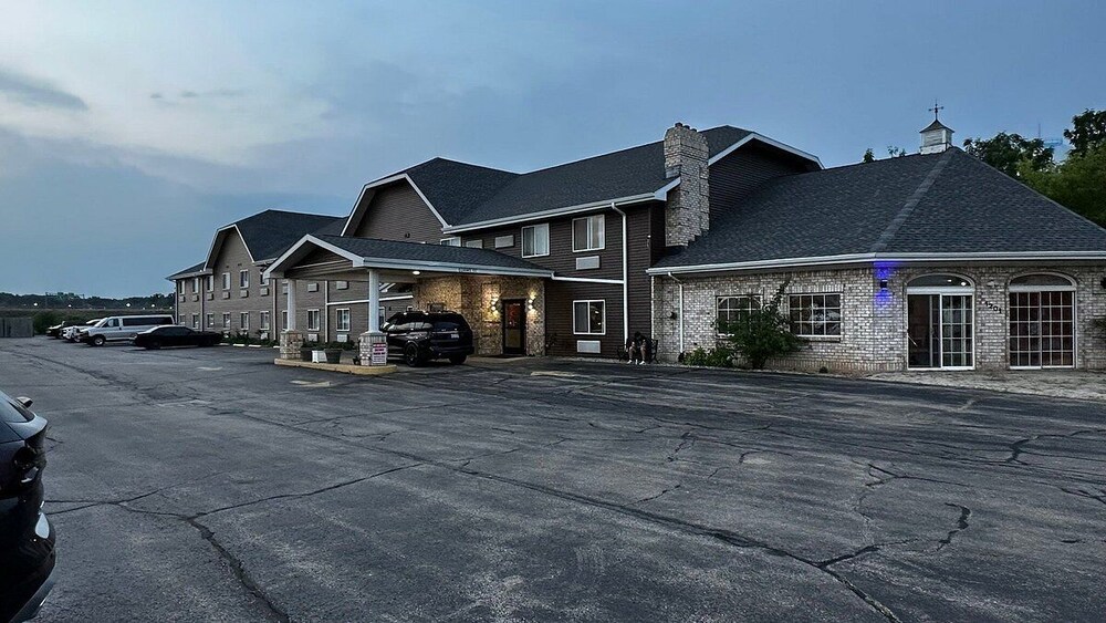 Days Inn & Suites by Wyndham Kaukauna WI 50/58