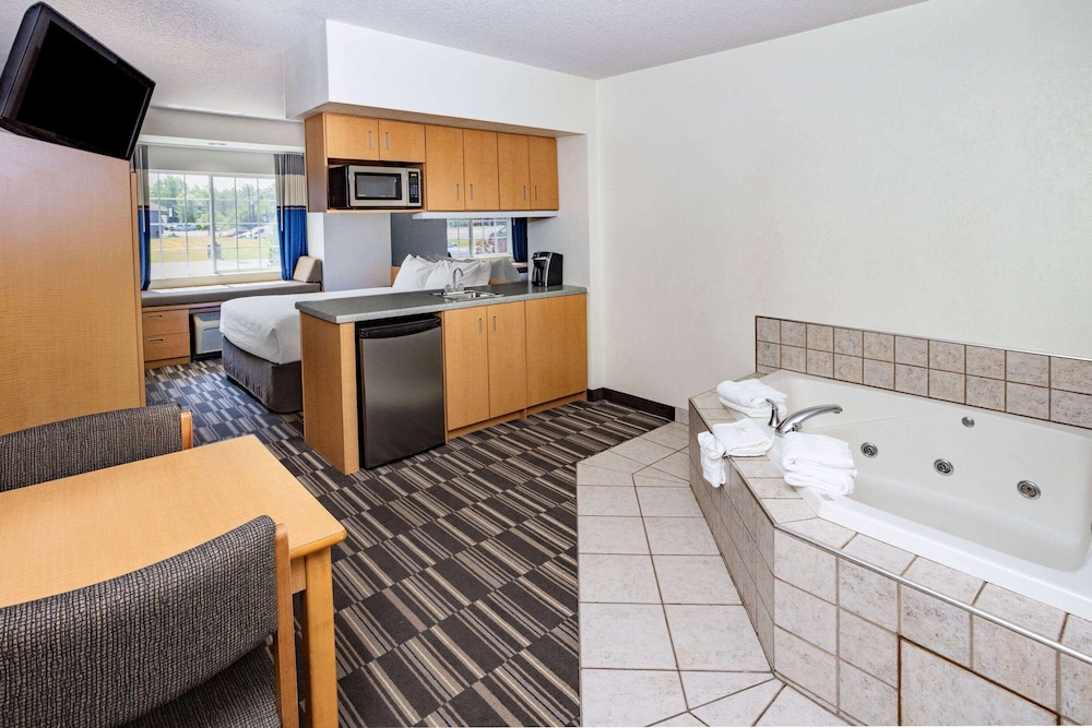 Microtel Inn & Suites by Wyndham Plattsburgh 13/41