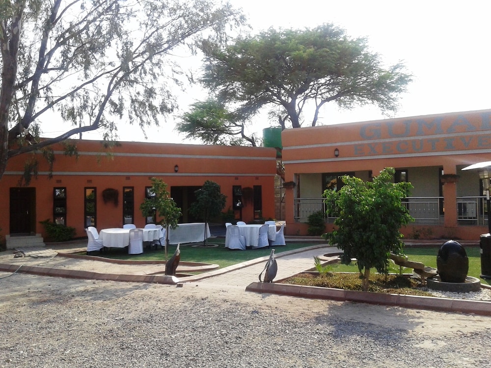 Gumare Executive Lodge 4/47