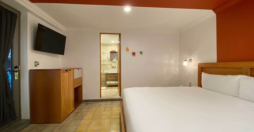 SUPERIOR, SUITE, KING BED