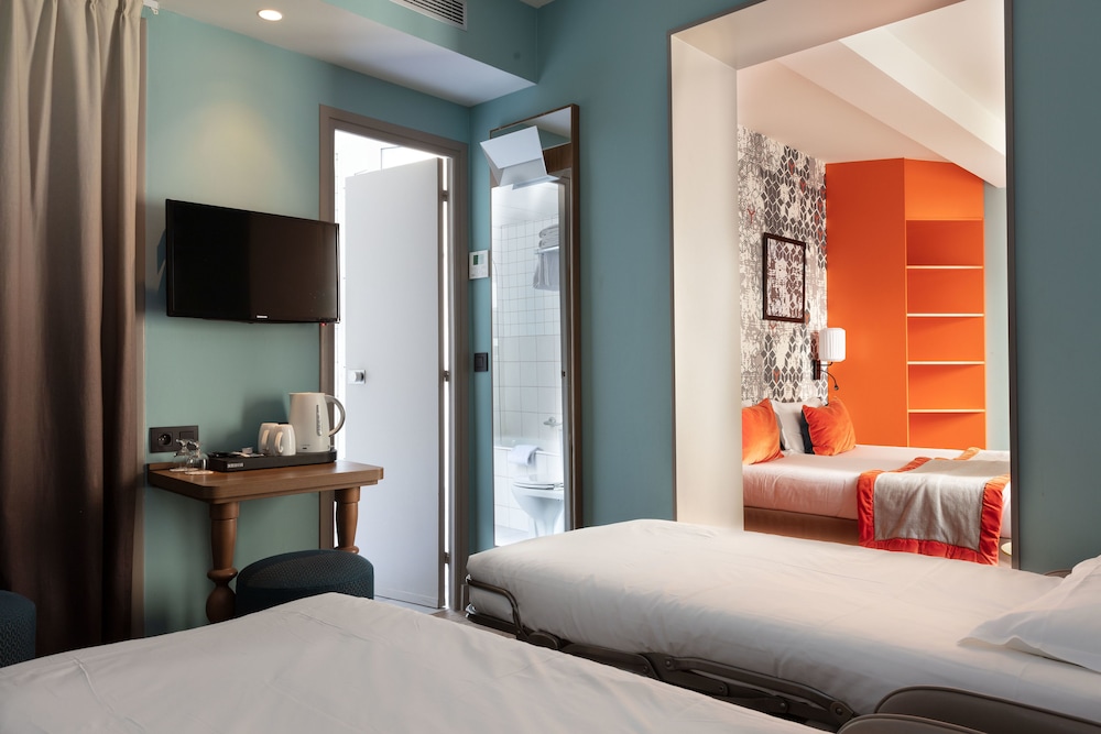 ROOM, QUADRUPLE