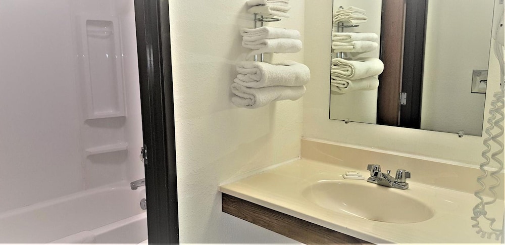 AmeriVu Inn and Suites - Avon 17/17