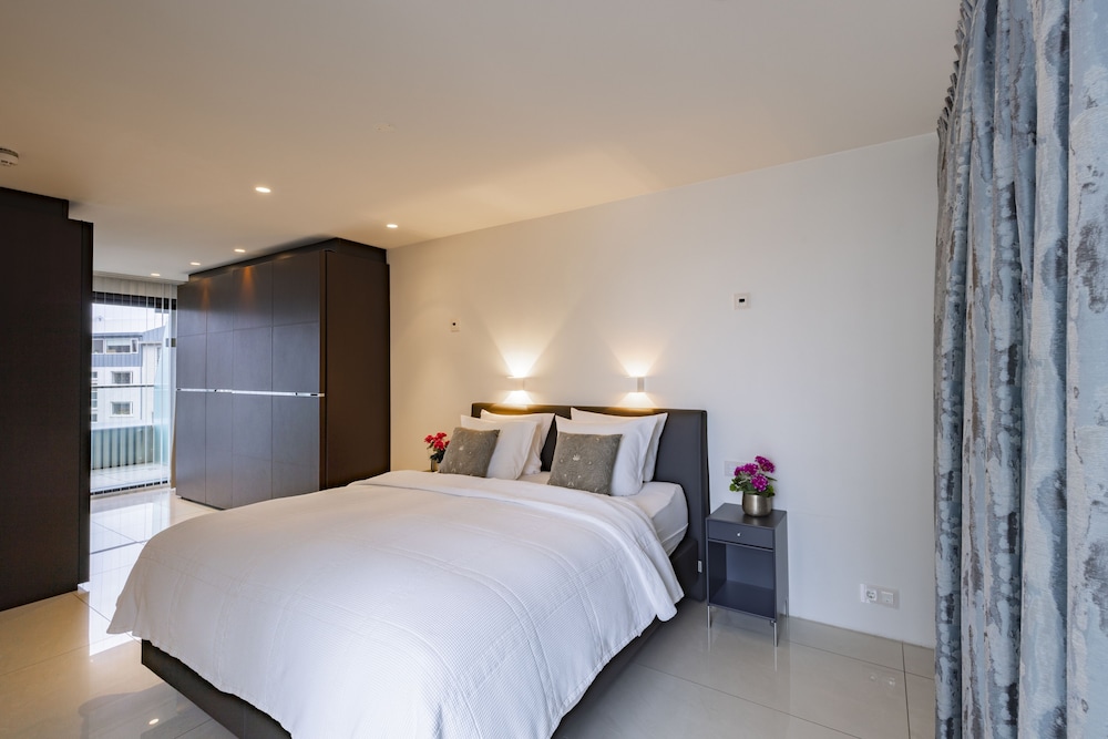 ECONOMY, SUITE, MULTIPLE BEDS, BALCONY