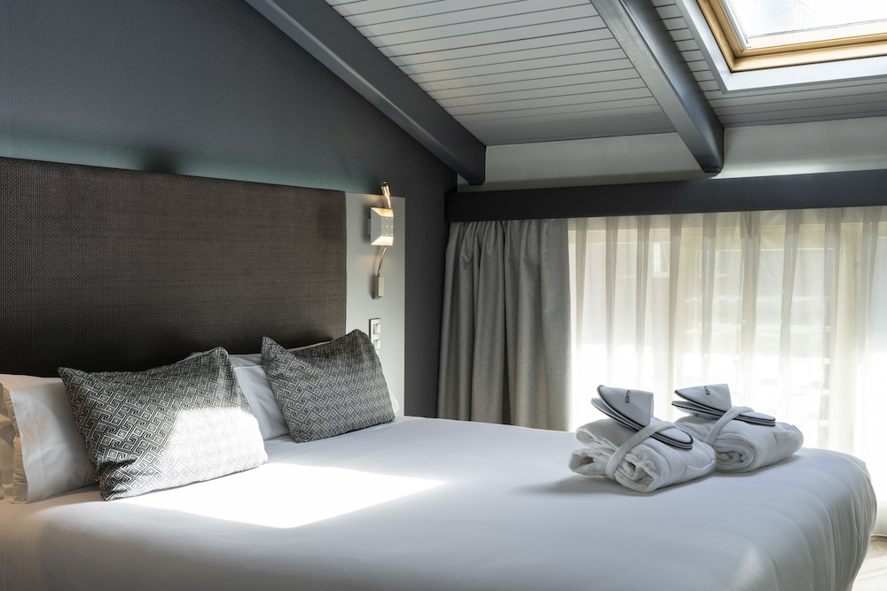 ROOM, DOUBLE BED, ATTIC