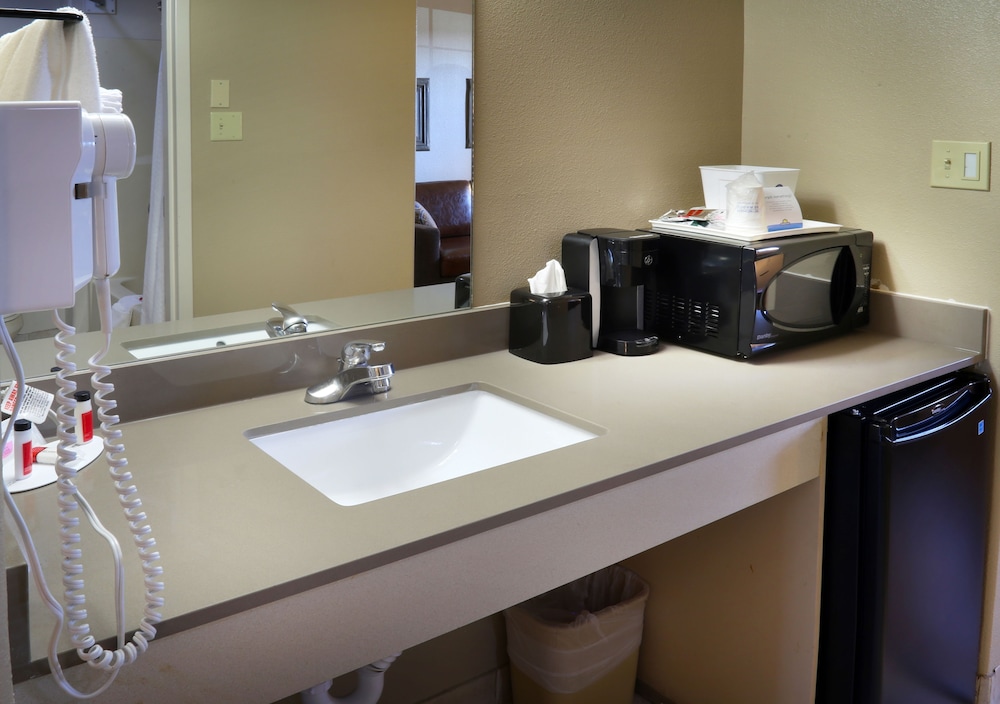 Days Inn Suites Llano 18/36
