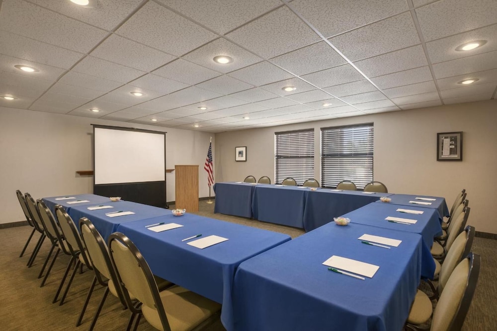GreenTree Inn and Suites Phoenix Sky Harbor 54/65