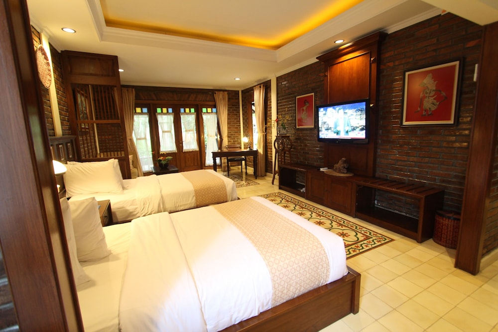 DELUXE, DOUBLE OR TWIN BED