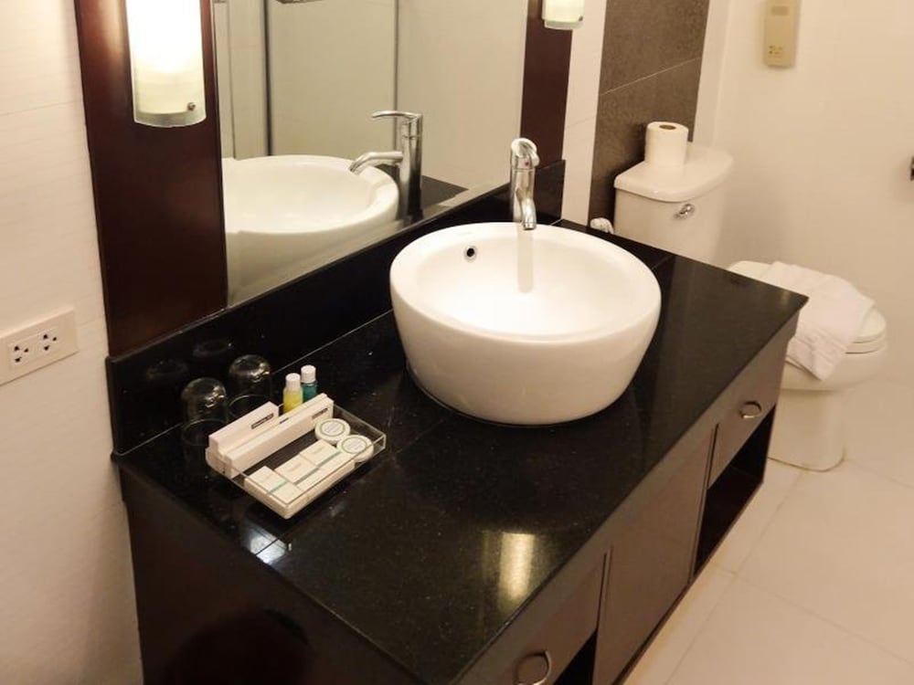 Tanza Oasis Hotel And Resort 50/50