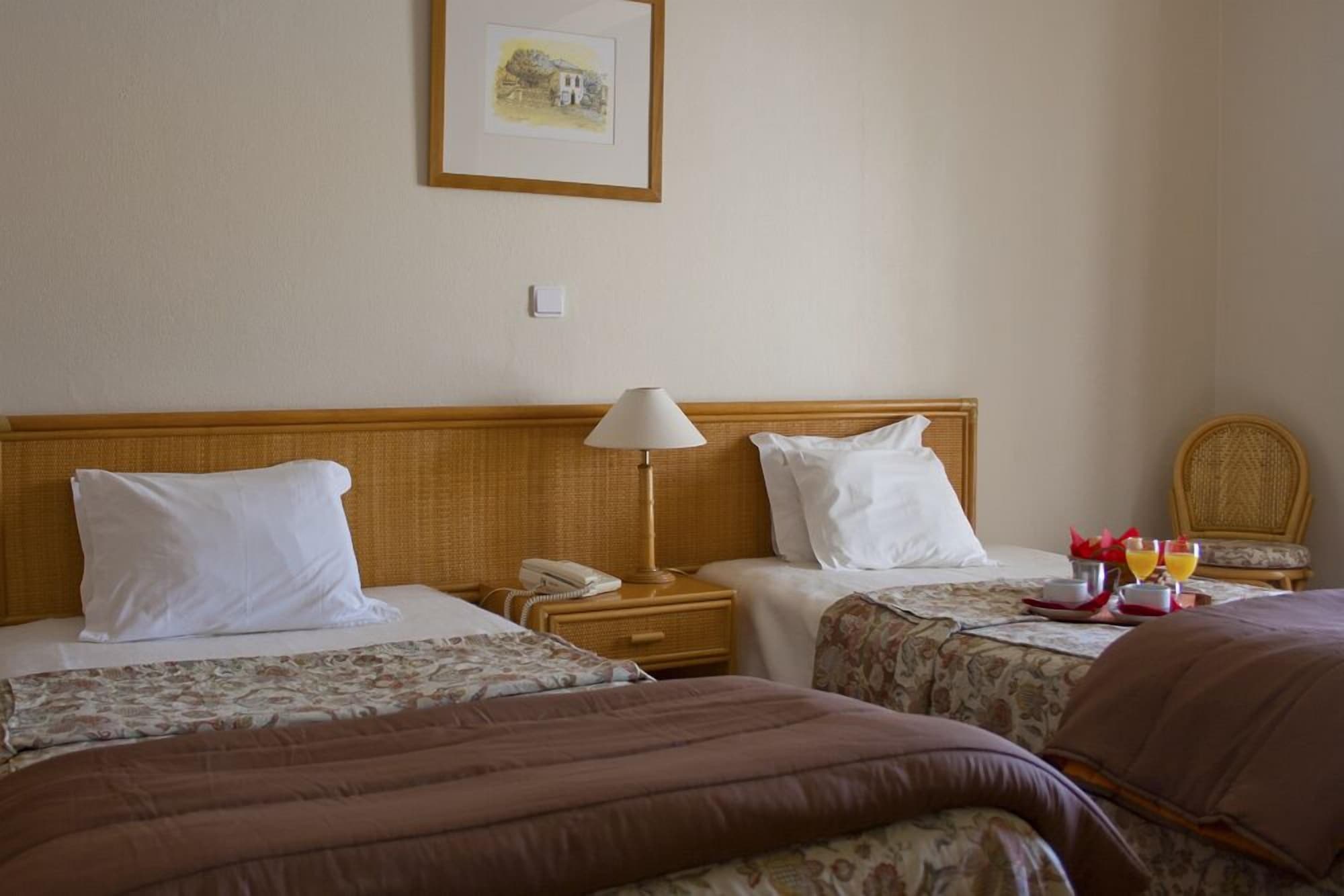 ROOM, TWIN BEDS
