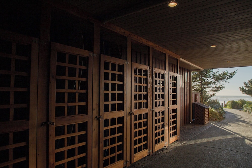Long Beach Lodge Resort 2/72