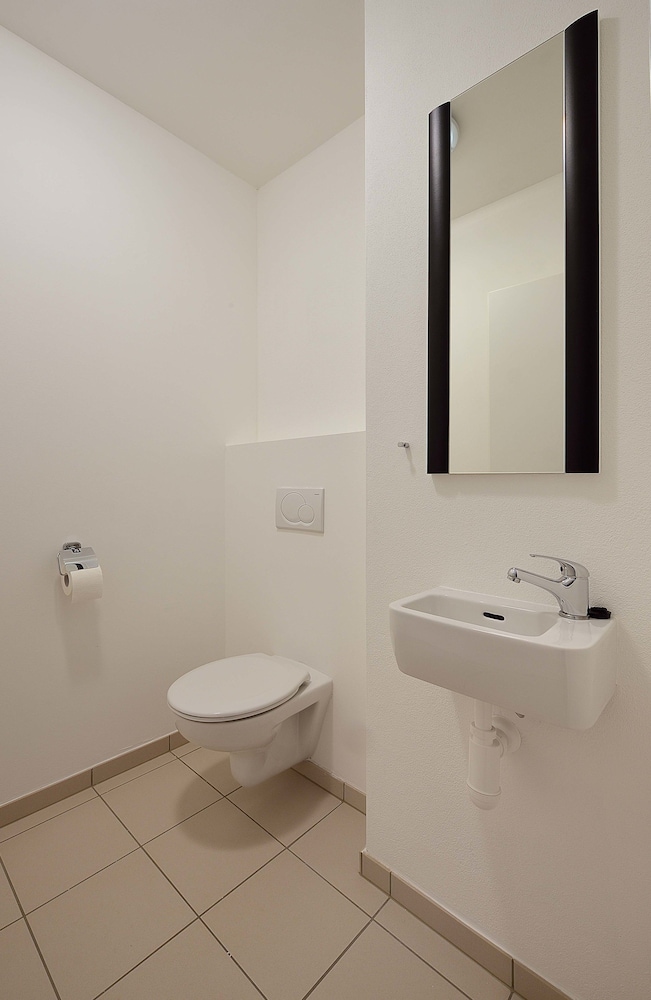 Ambiente Serviced Apartments - Centre 48/50