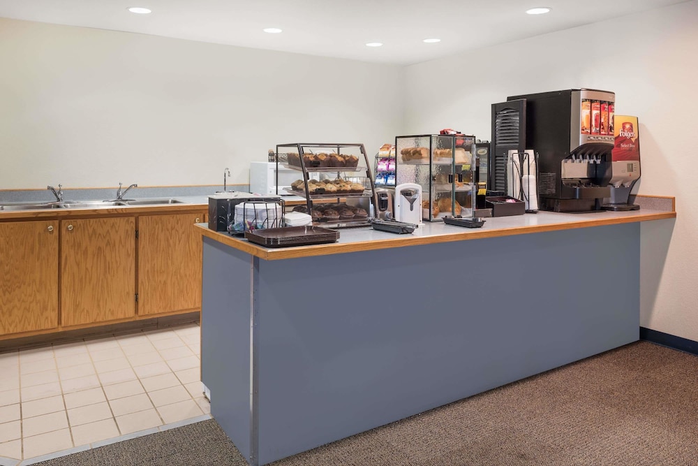 Microtel Inn and Suites by Wyndham Sainte Genevieve 8/25