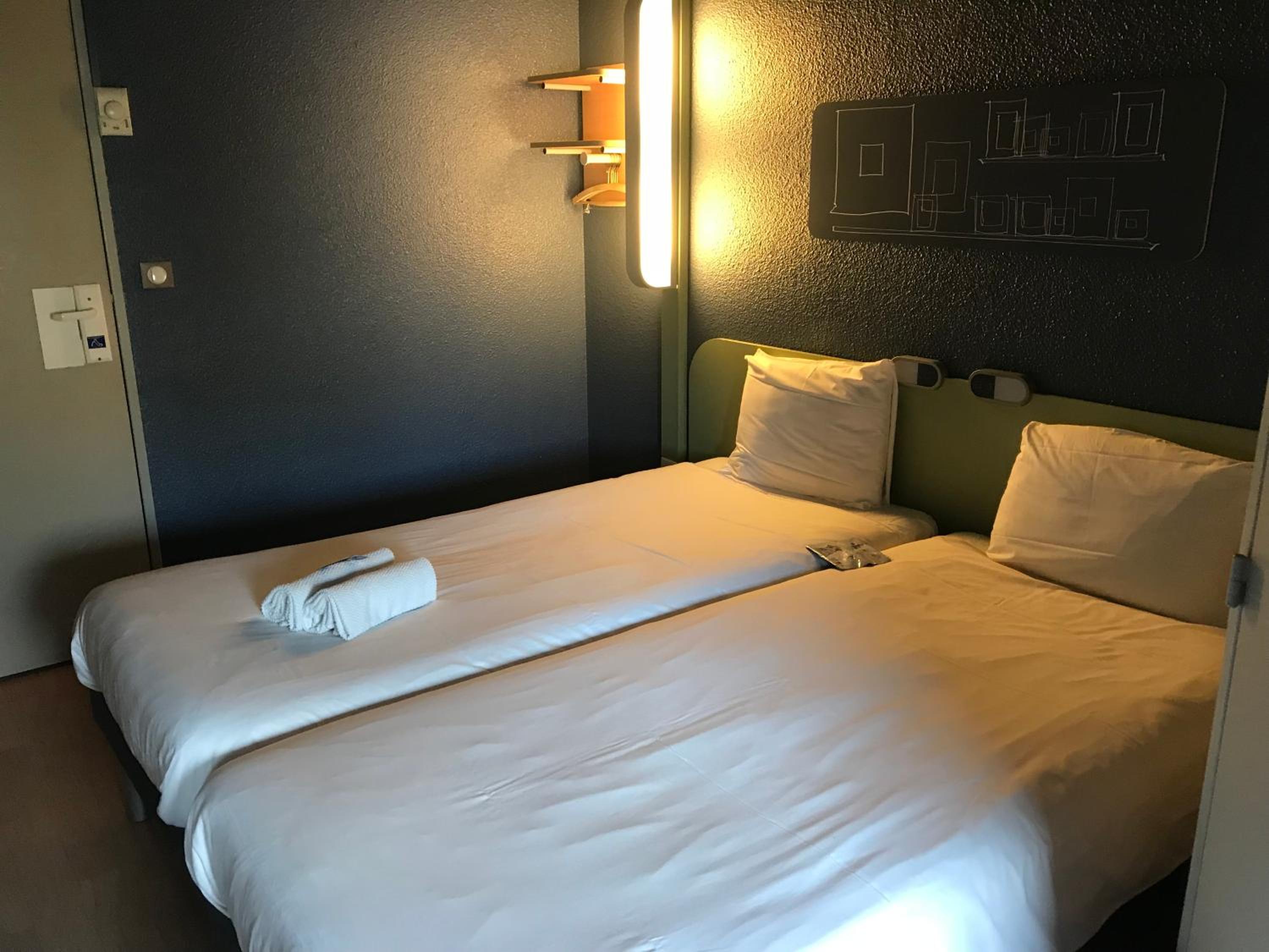 ROOM, TWIN BEDS