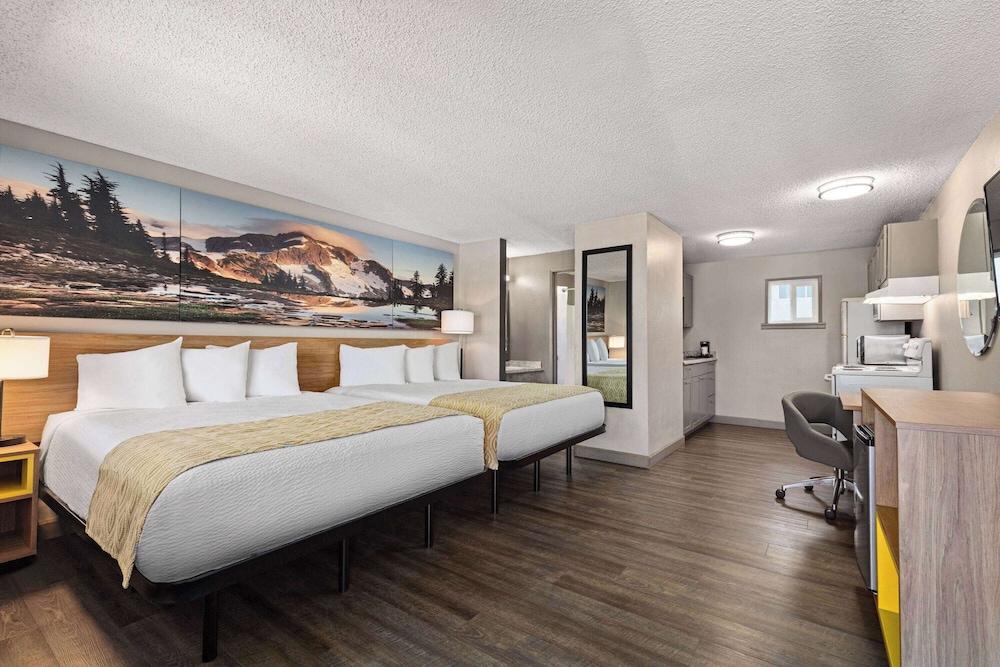 Efficiency, 2 Double Beds, Days Inn by Wyndham Lakewood South Tacoma 4/10