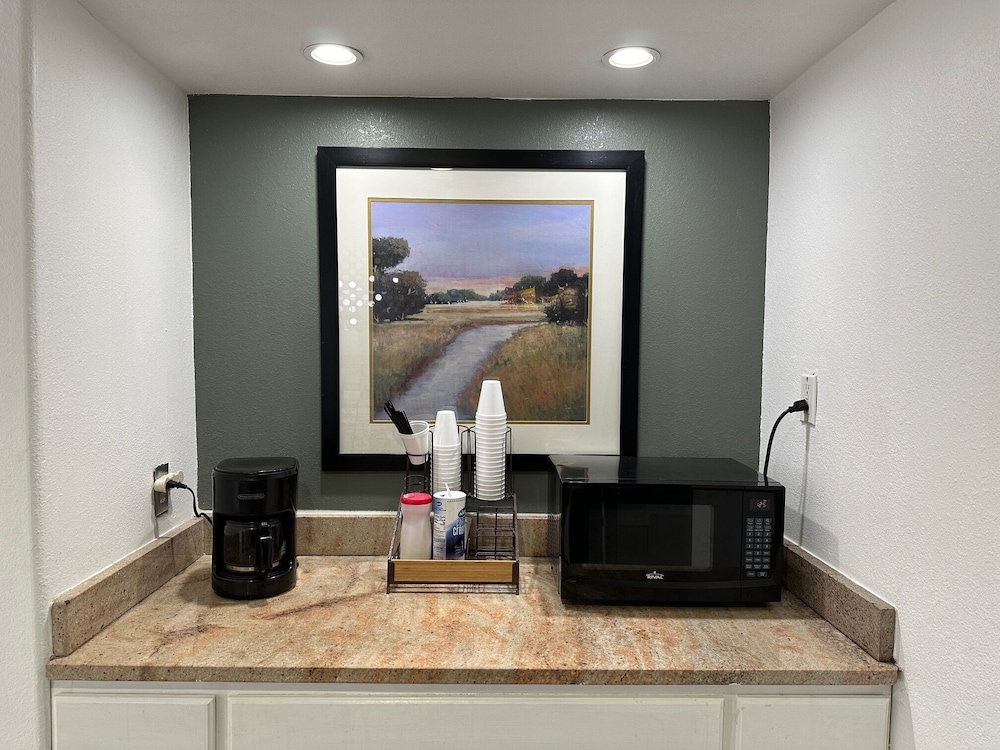 Desert Sands Inn & Suites Albuquerque 17/28