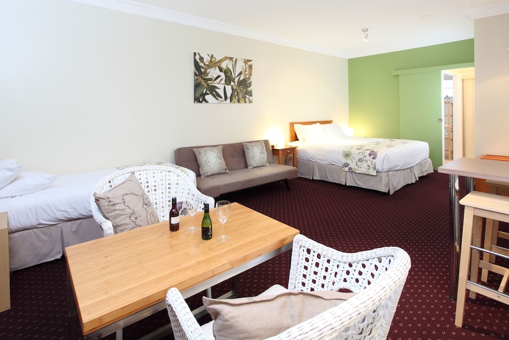 The Henry Parkes Tenterfield Ex Best Western 27/46