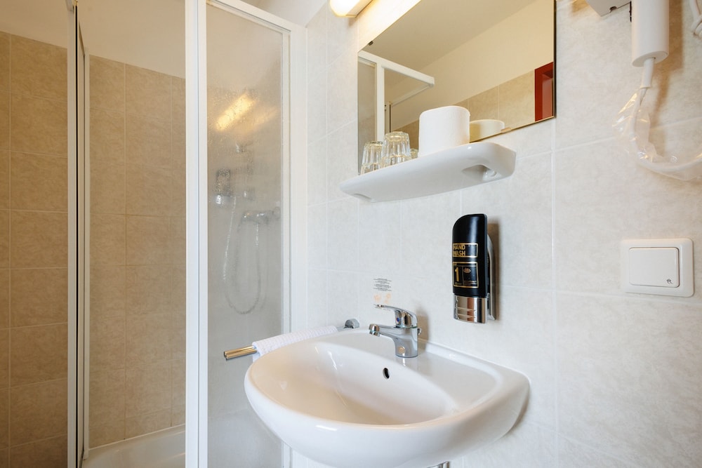 Lenas Donau Hotel 47/47