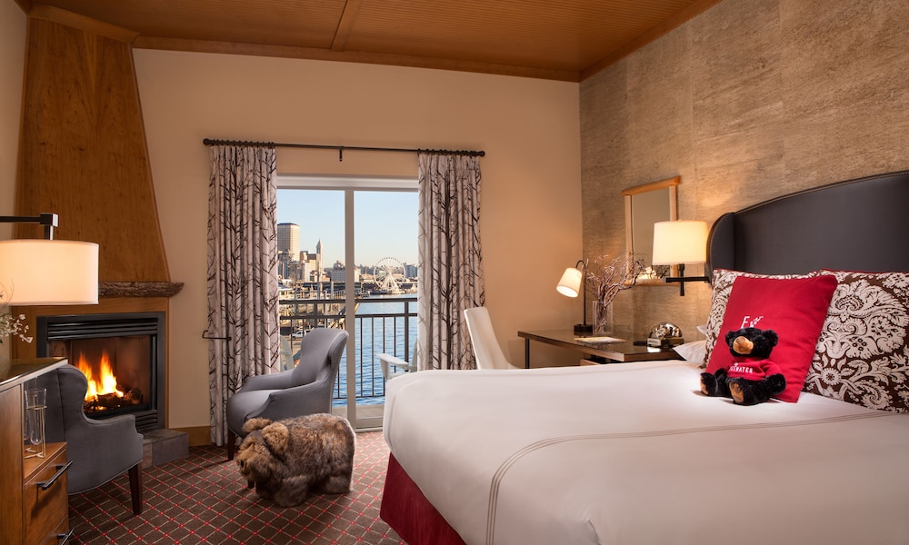 The Edgewater Hotel 5/50