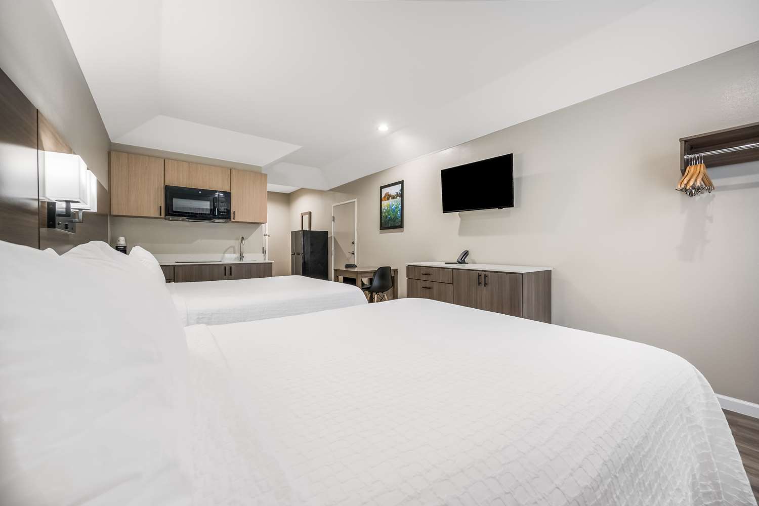 غرفة بسريرين كوين بمطبخ صغير، SureStay Studio by Best Western Conroe Downtown 3/9