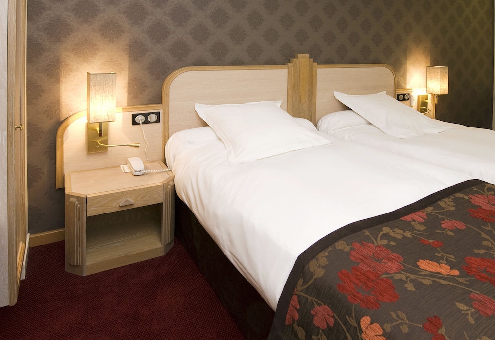 غرفة سوبيريور بسريرين منفصلين وسرير كوين، Relais Du Roy 2/5