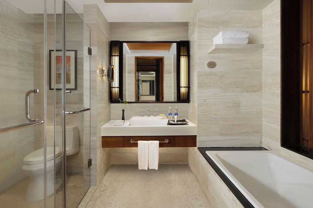 غرفة بسريرين مزدوجين بإطلالة على الحديقة بشرفة، Le Meridien Shimei Bay Beach Resort & Spa 10/10
