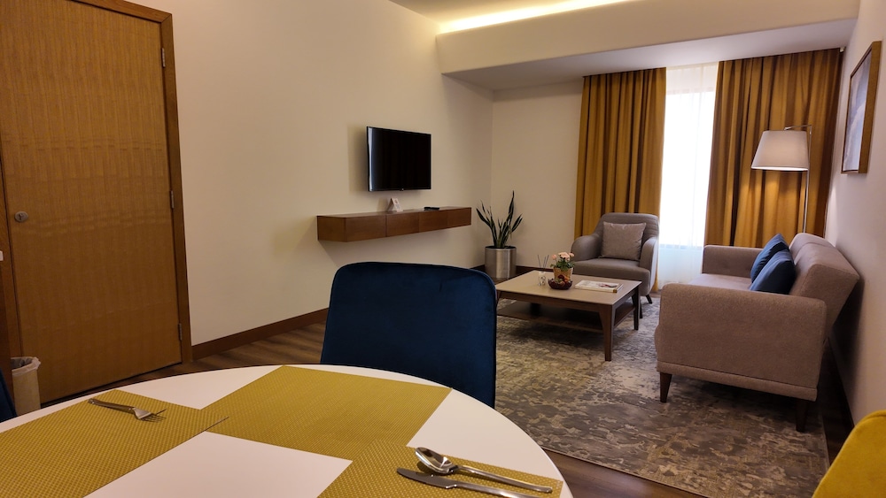 Golden Tulip Muscat 38/50