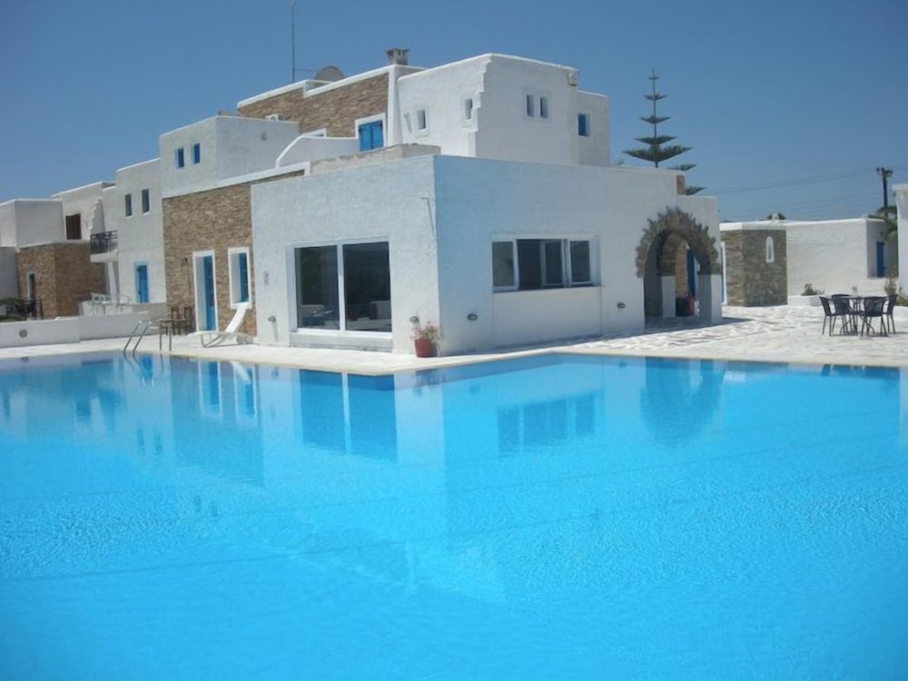 Naxos Holidays 2/64