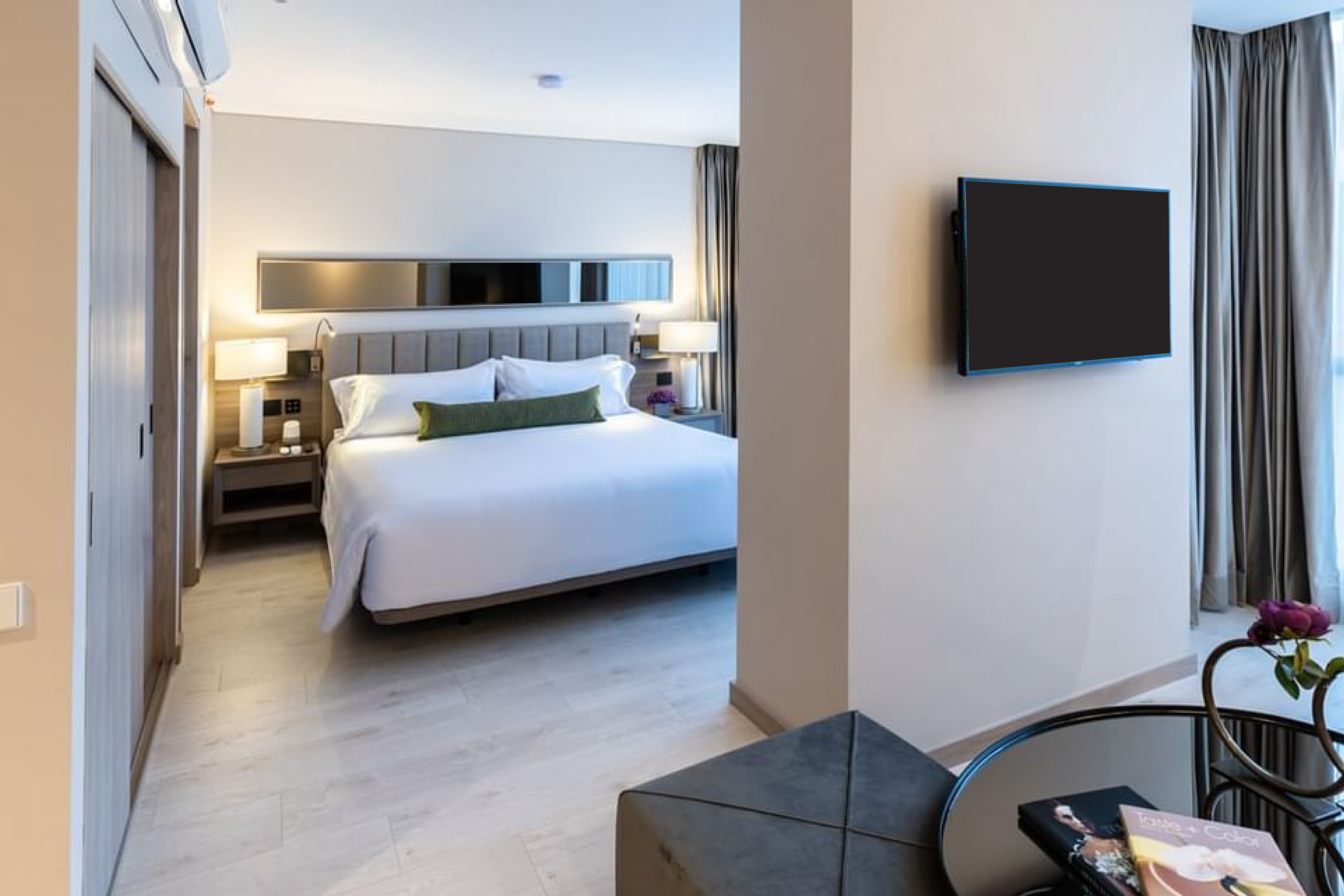 EMERALD, STUDIO, KING BED, KITCHENETTE