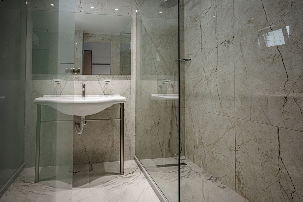 1 Bedroom, Swim Up, Superior, Apartment, Queen and Twin Beds, Private Pool, Ground Floor 5/5