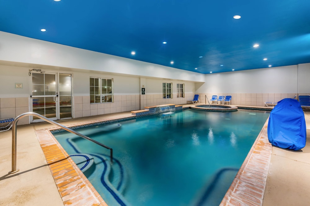 La Quinta Inn & Suites by Wyndham Orange 5/56