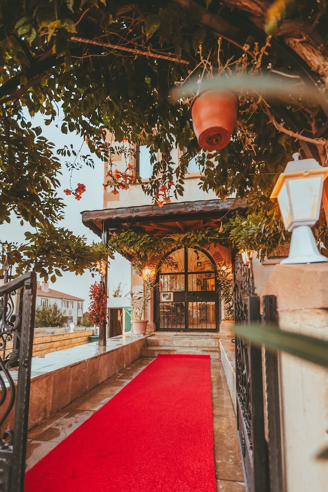Pigeon Valley Hotel 40/50