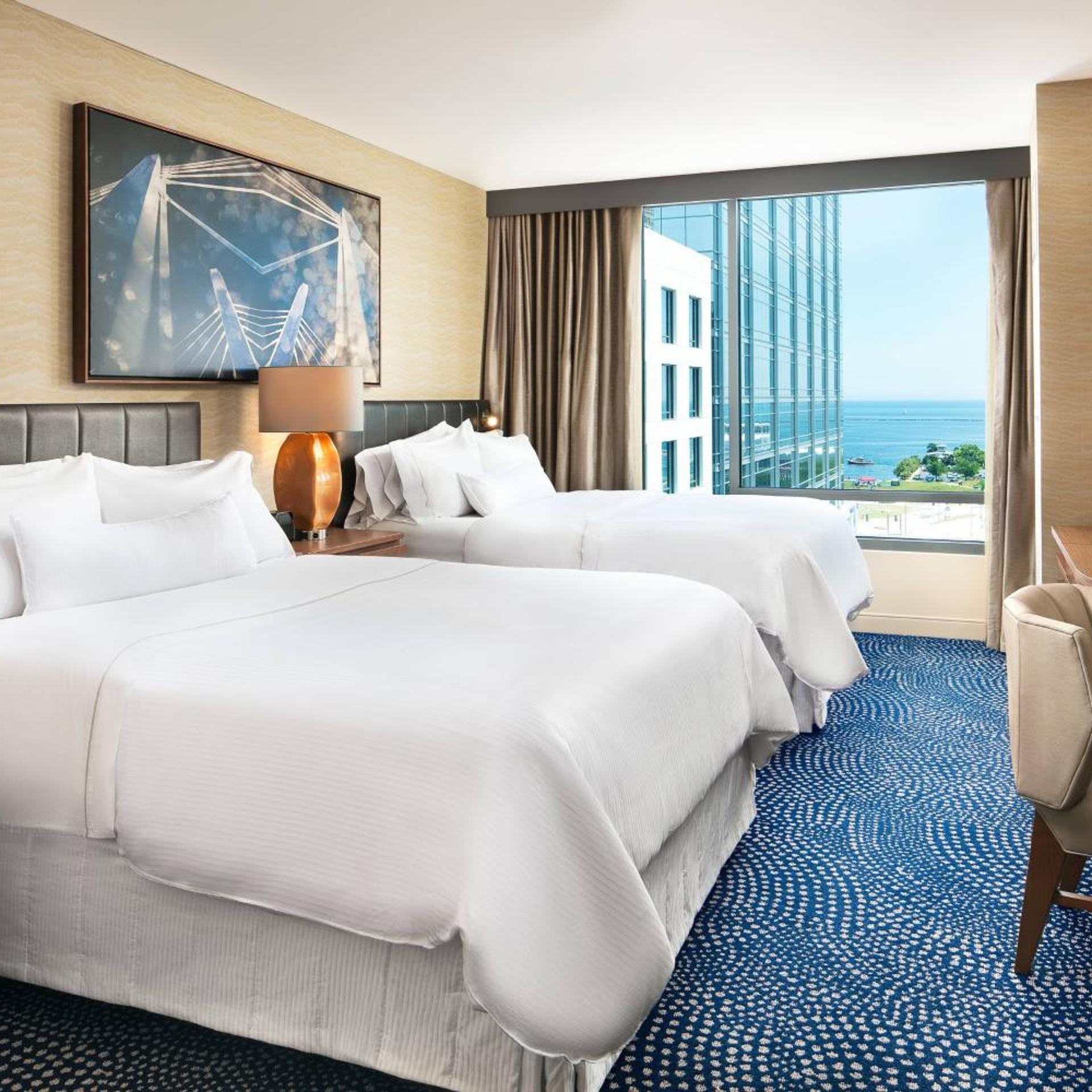 غرفة بسريرين كوين بحوض استحمام لذوي الإعاقة