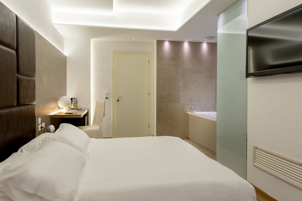 SUITE, HOT TUB