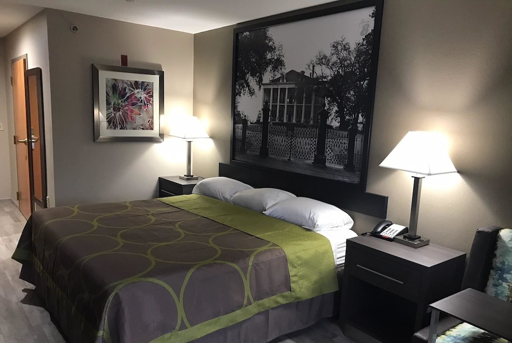 Super 8 by Wyndham Pascagoula 10/18