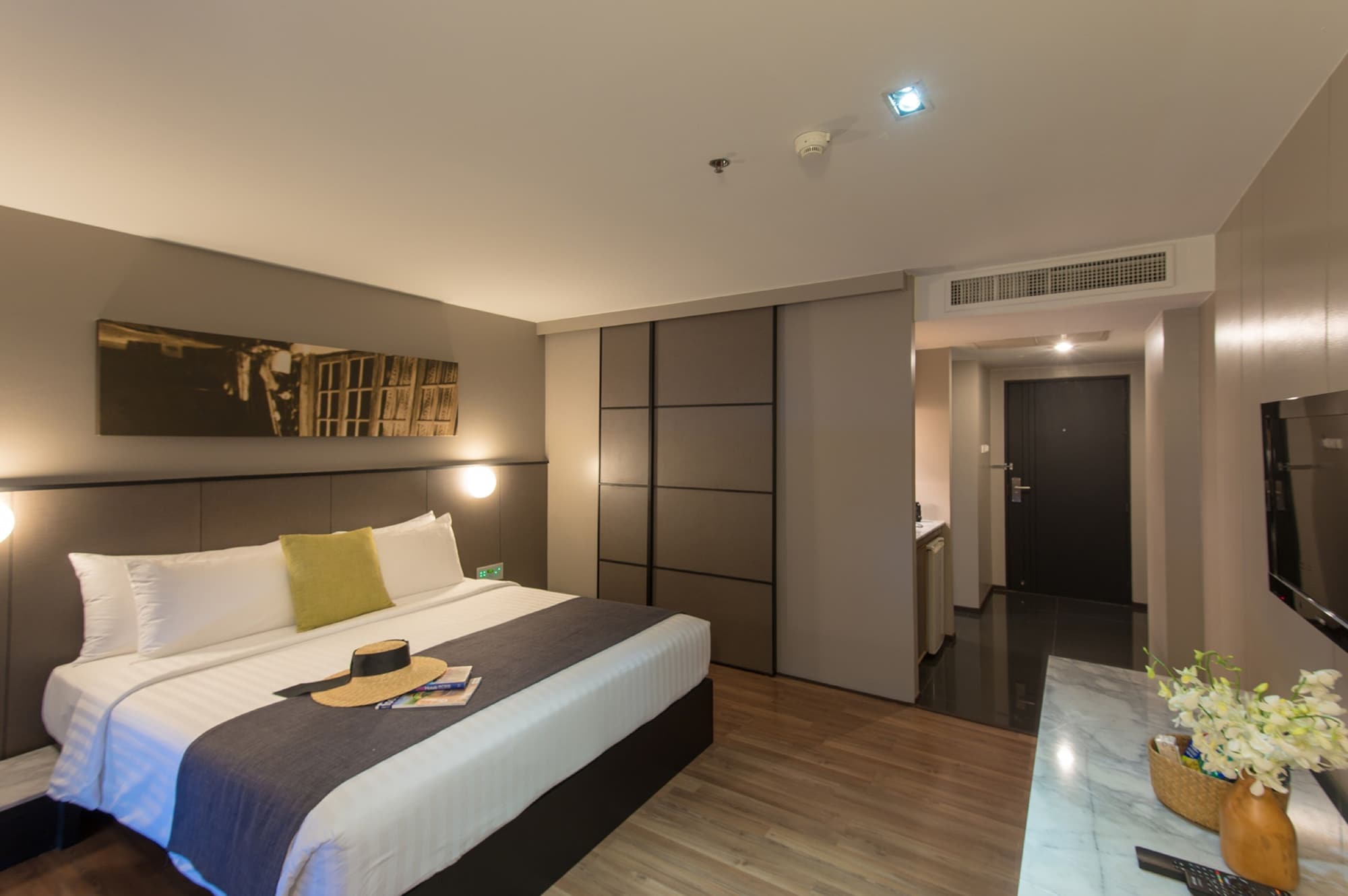 DELUXE ROOM