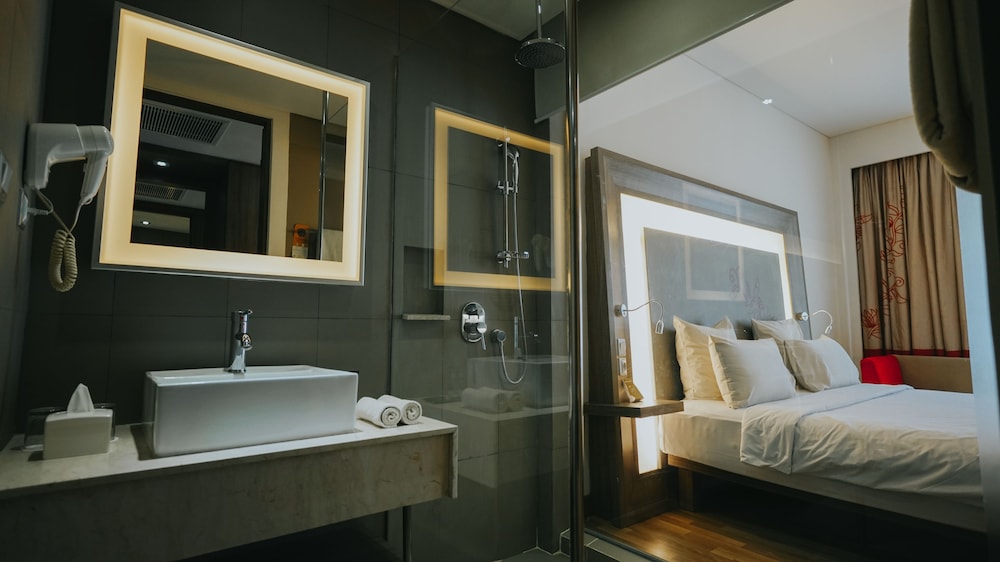 SUPERIOR, TWIN BEDS, POOL VIEW