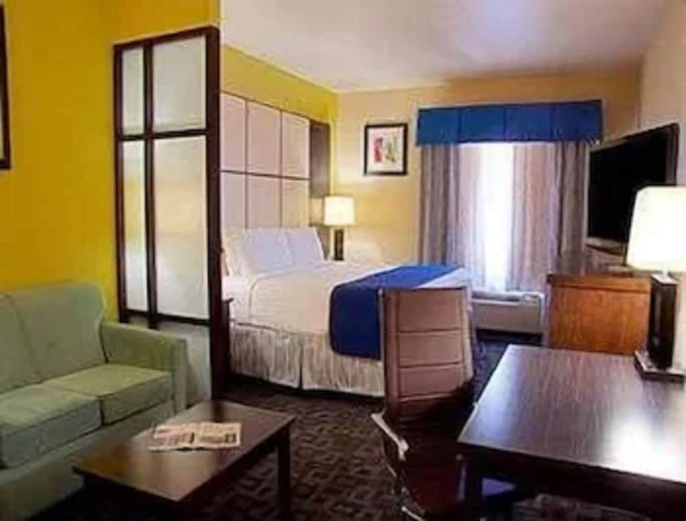 Super 8 by Wyndham Irving/DFW Apt/North 20/25