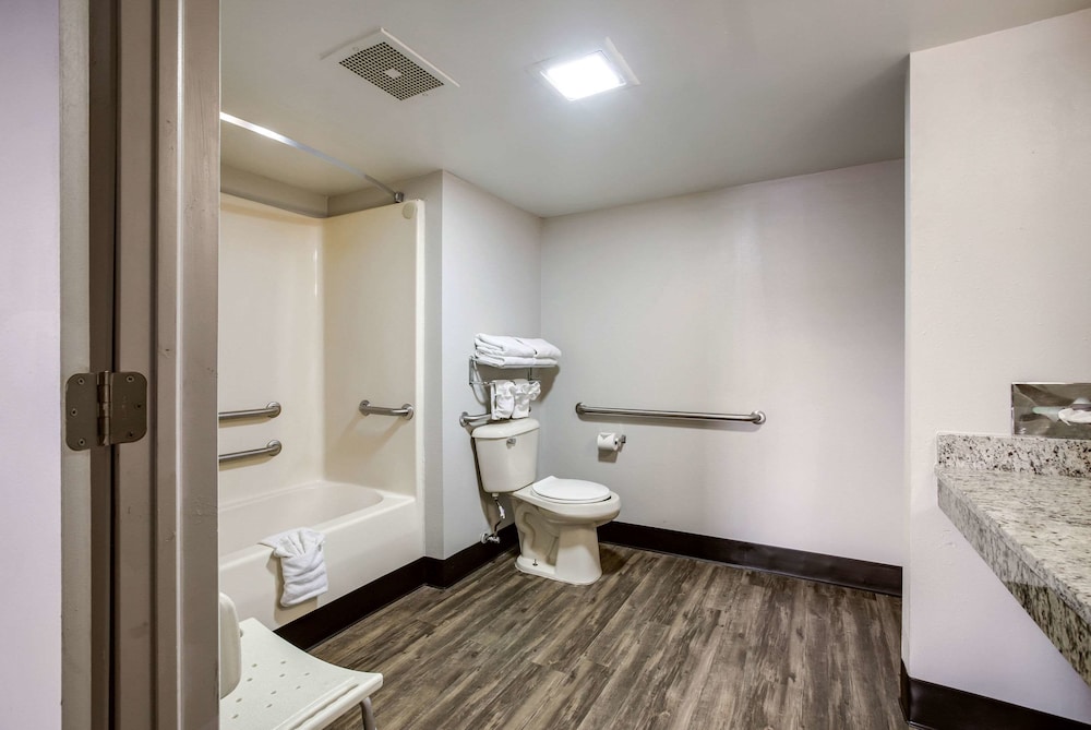 Travelodge by Wyndham Canton/Livonia Area, MI 37/38