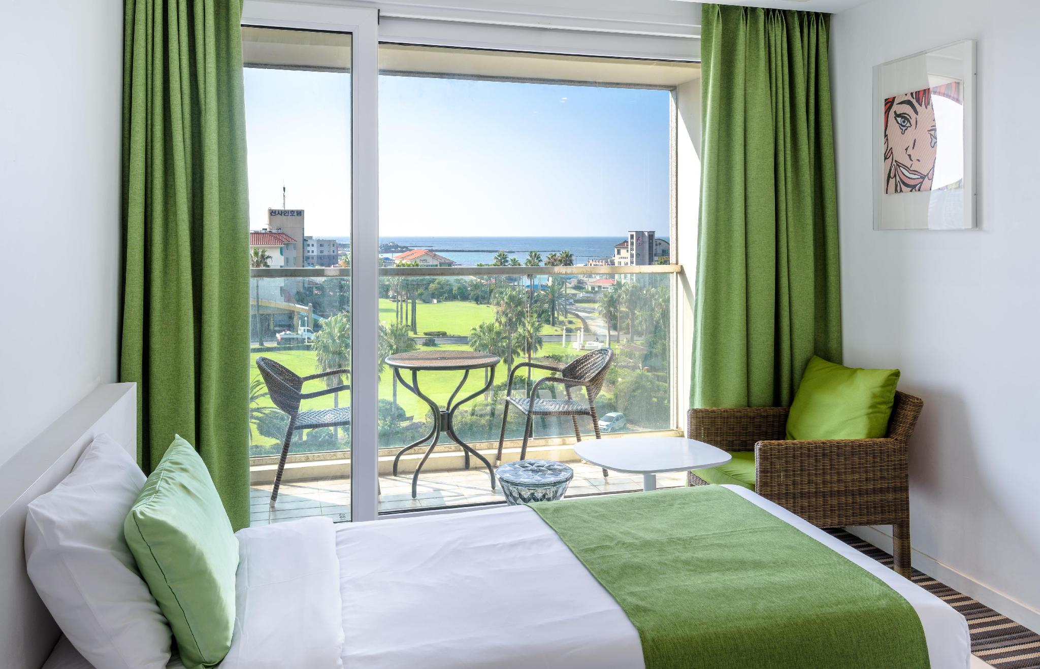 Room, 1 Double and 1 Single Bed, Lateral Side Sea View