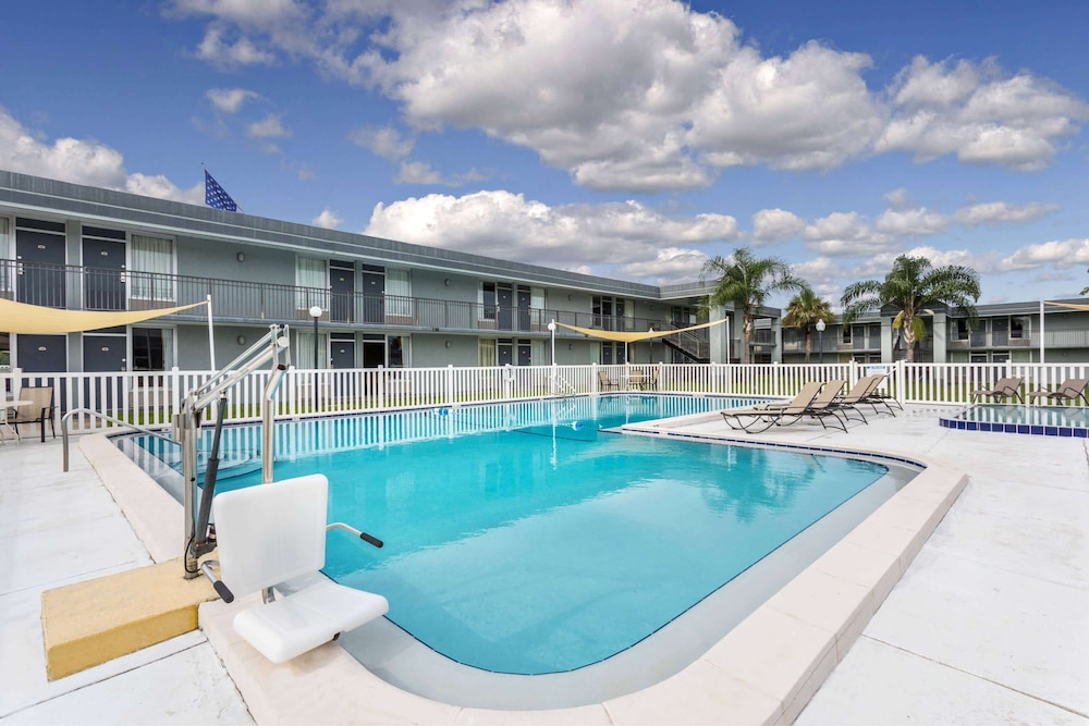 Super 8 by Wyndham Ocala I-75 5/56