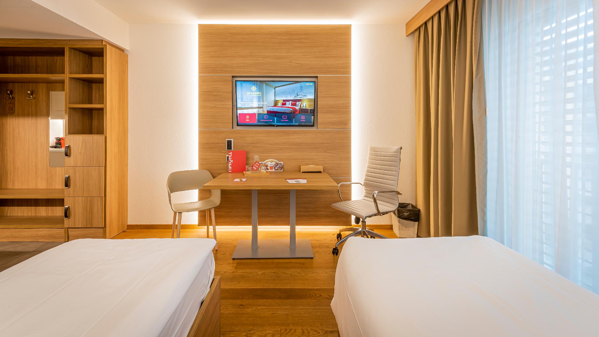 Courtyard, Twin Beds, Terrace