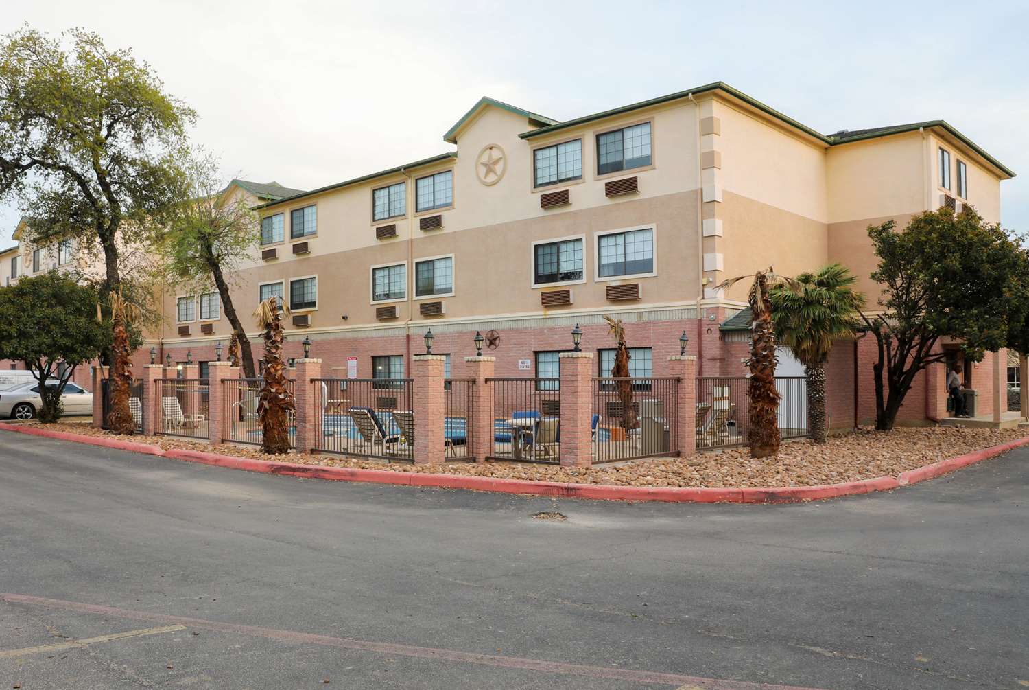 Days Inn & Suites by Wyndham San Antonio North/Stone Oak 57/63