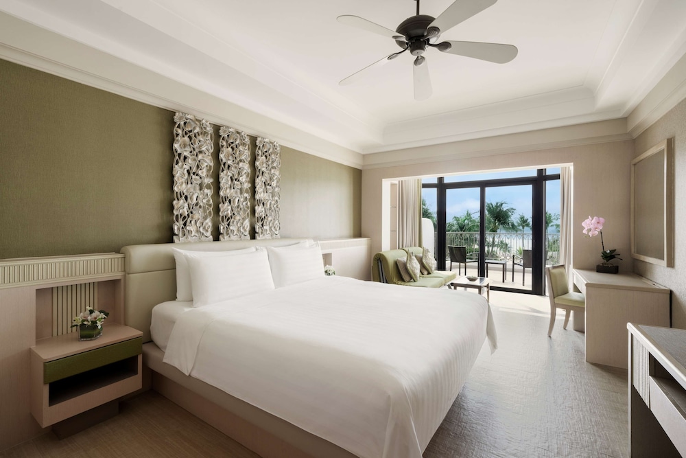 DELUXE, TWIN BEDS, POOL VIEW