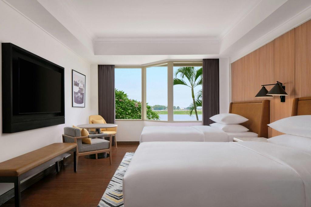 Guest Room, Deluxe, 2 Double Beds, Runway View