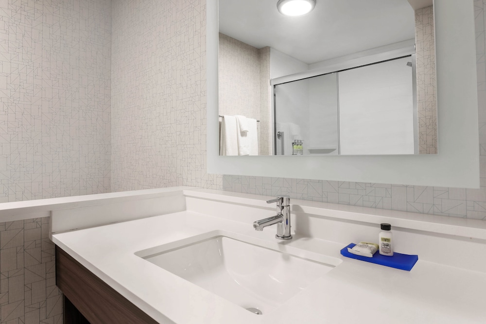 غرفة قياسية بسرير فردي، Holiday Inn Express & Suites Chicago O'hare Airport 2/3