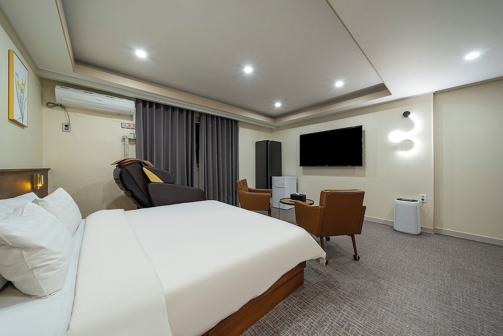 Q Motel 5/49