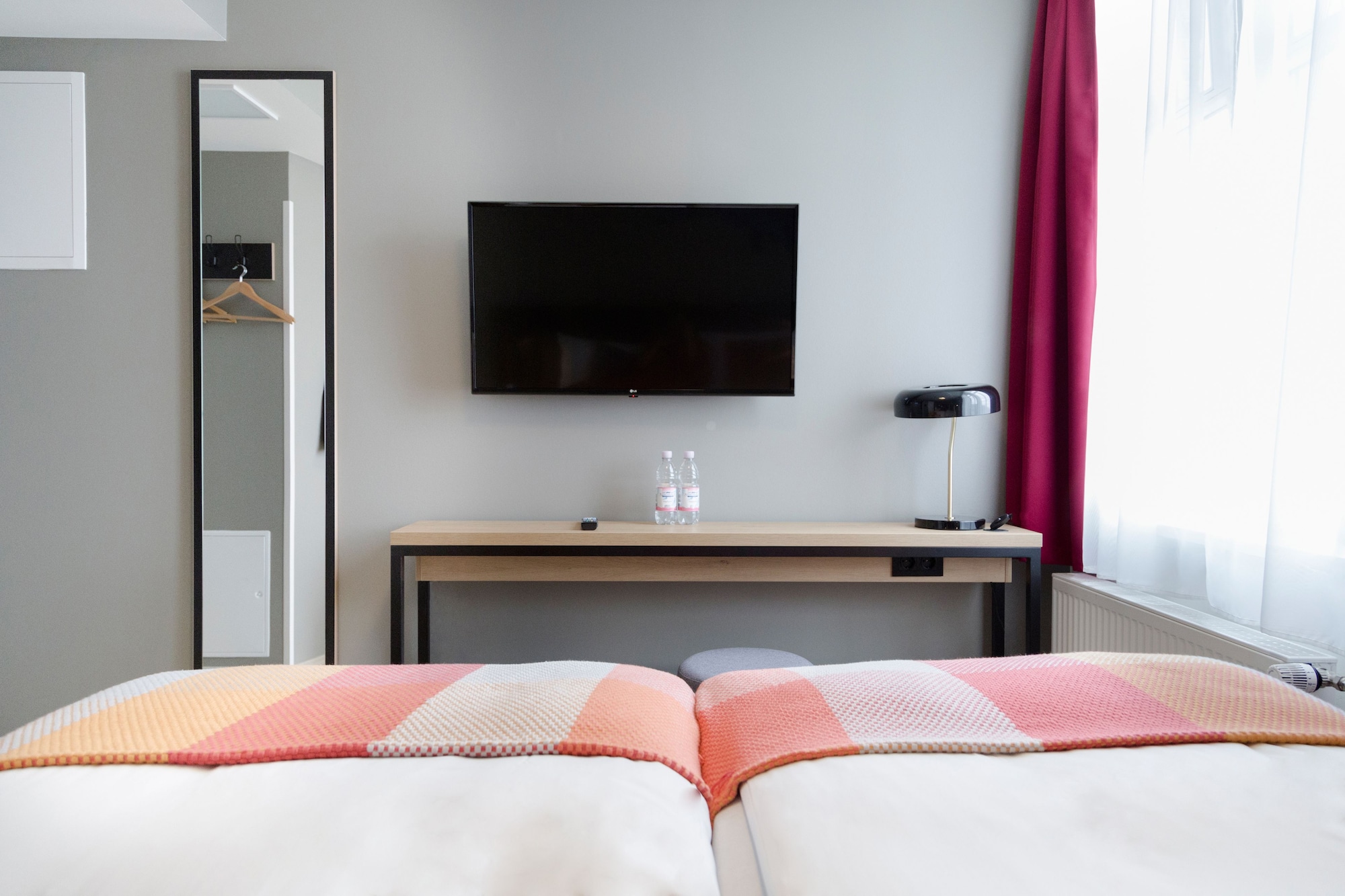DELUXE, KING BED